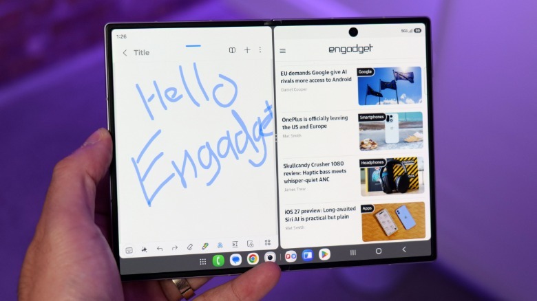 Multitasking on the base Galaxy Z Fold 8.