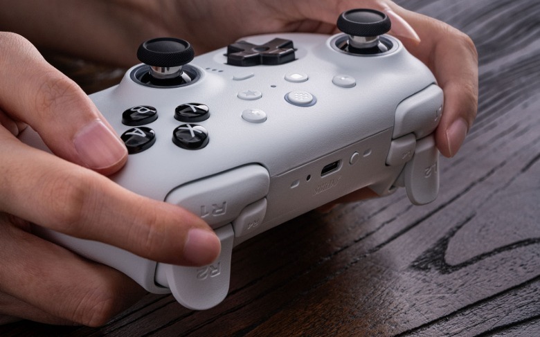The Ultimate 2 controller's shoulder array.