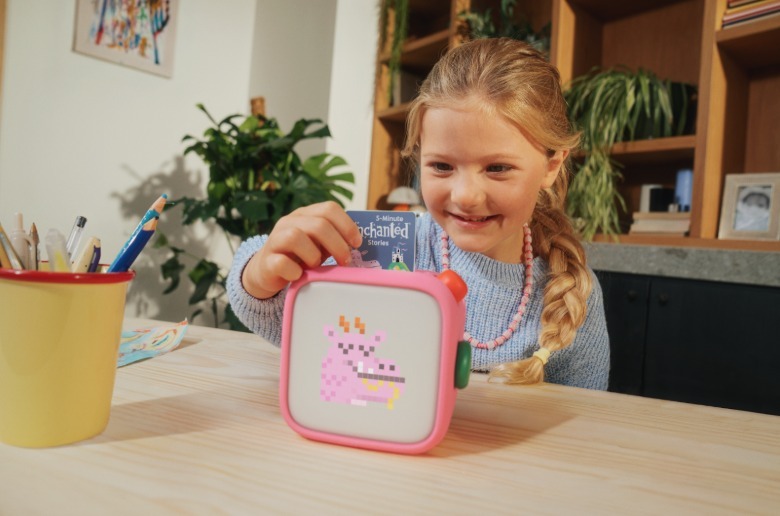 A child uses the Yoto Player.