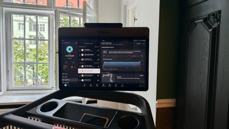 Peloton's running gait feedback shown on screen.