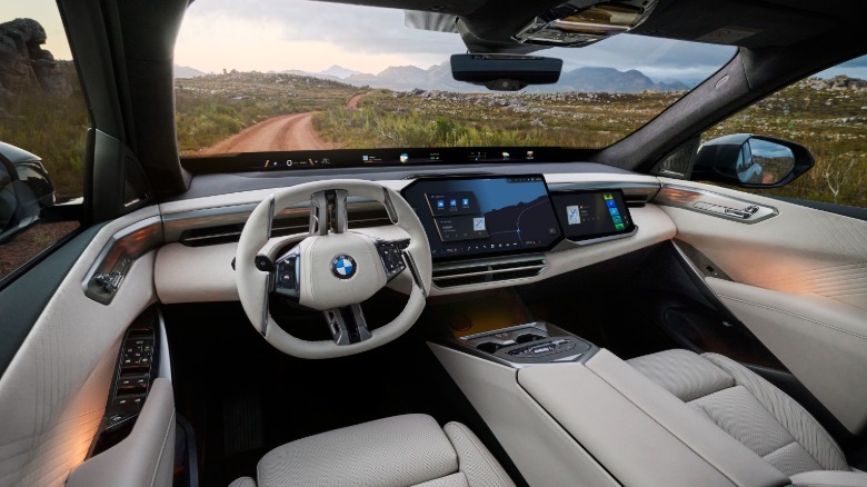פנים BMW iX5 עם מסכים כפולים