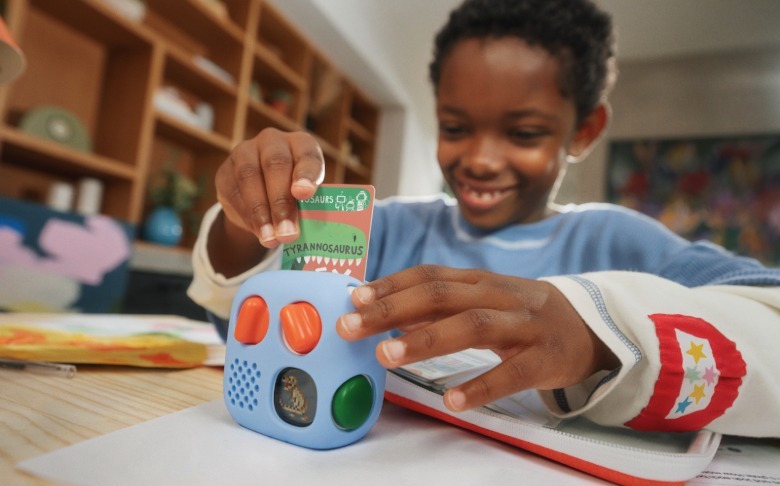 A child uses the Yoto Mini.